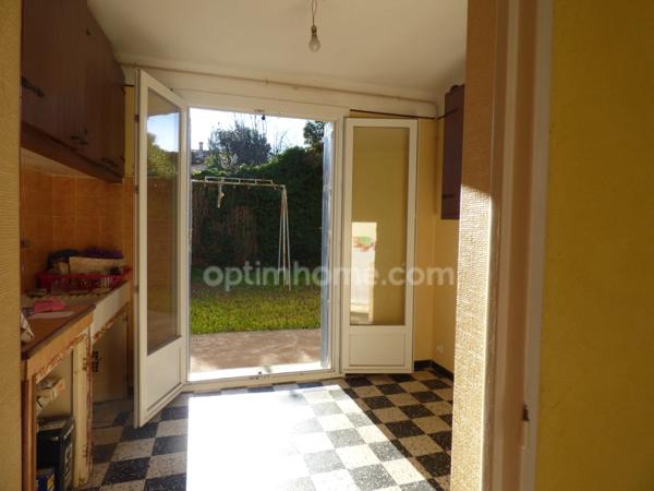 MAISON DES ANNEES 60, PROCHE CENTRE VILLE, JARDIN ET GARAGES.