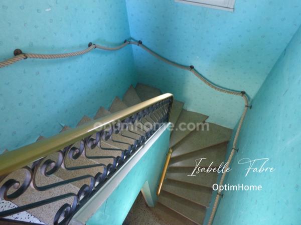 MAISON DES ANNEES 60, PROCHE CENTRE VILLE, JARDIN ET GARAGES.