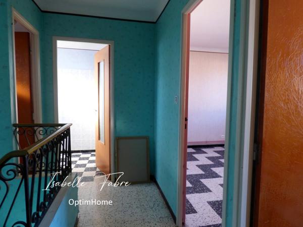 MAISON DES ANNEES 60, PROCHE CENTRE VILLE, JARDIN ET GARAGES.