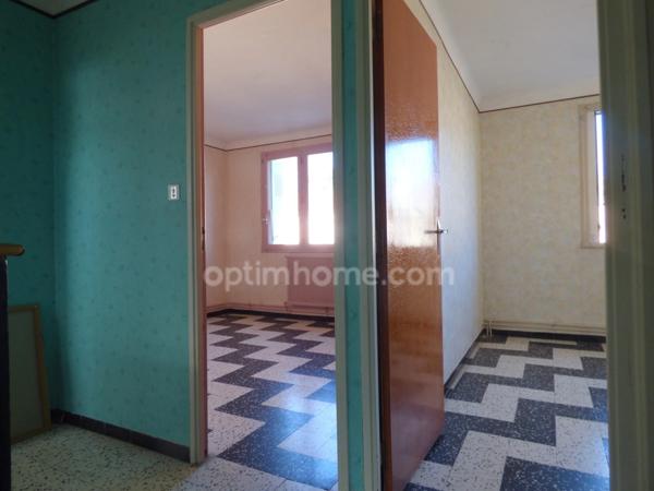 MAISON DES ANNEES 60, PROCHE CENTRE VILLE, JARDIN ET GARAGES.