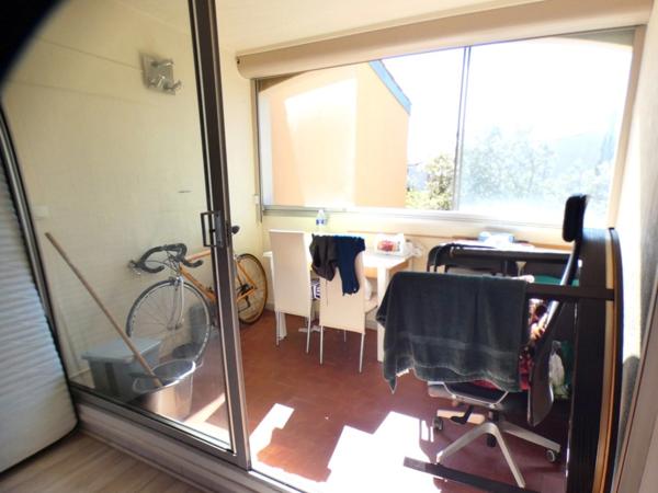 Centre Port. Studio loggia au rez-de-chaussée