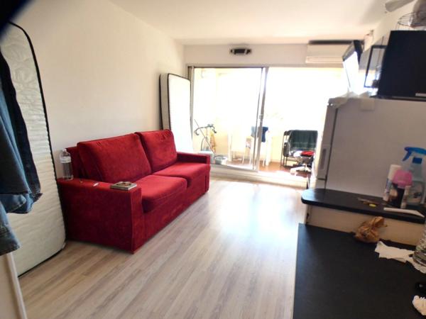 Centre Port. Studio loggia au rez-de-chaussée