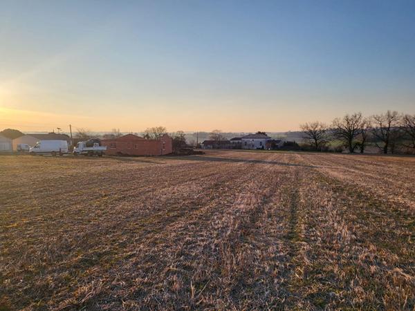 Terrain constructible avec vue à Calignac d'une superficie de 1245 m2