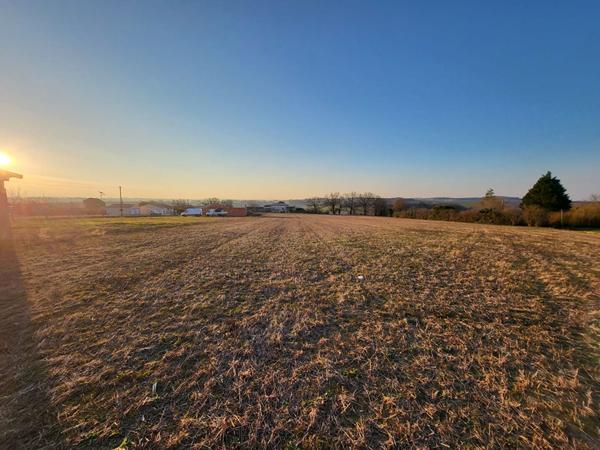 Terrain constructible avec vue à Calignac d'une superficie de 1245 m2