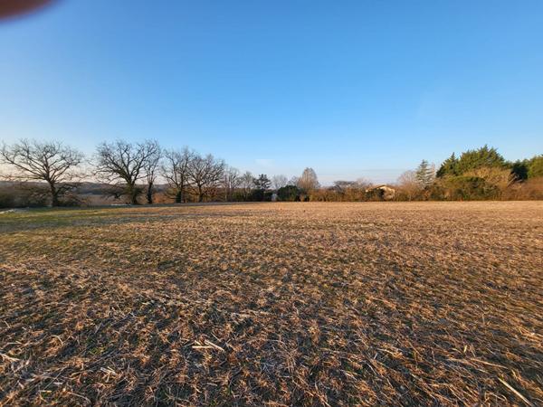 Terrain constructible avec vue à Calignac d'une superficie de 1245 m2