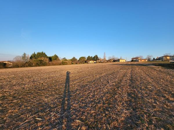 Terrain constructible avec vue à Calignac d'une superficie de 1245 m2