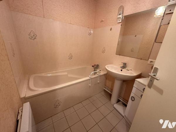 A VENDRE 56 VANNES Cliscouët, au calme, T2 1er étage sans ascenseur + parking privatif