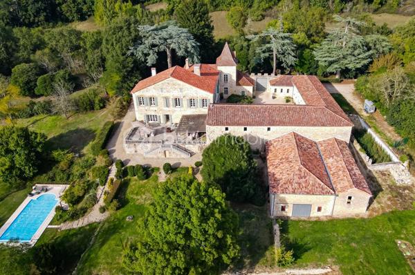 Au cœur de la campagne gersoise, à proximité de Gondrin, Montréal-du-Gers et Condom, trois communes offrant commerces et services du quotidien, ce remarquable château du XVe siècle se dévoile au sein d’un domaine d’environ 5,3 hectares, dans un environnement préservé et particulièrement paisible. La propriété bénéficie de belles vues ouvertes sur la campagne gersoise et, par temps clair, laisse apparaître les Pyrénées à l’horizon.

La maison principale développe environ 500 m² et séduit dès l’entrée par ses volumes, ses tomettes anciennes, ses dalles de pierre et les belles perspectives qui s’ouvrent successivement sur les pièces de réception et le majestueux escalier en pierre.

Le rez-de-chaussée accueille plusieurs espaces de réception : une salle de billard avec bibliothèque et plafond à la française, un double salon particulièrement lumineux, rythmé par une élégante cheminée à double foyer, puis une salle à manger installée dans l’ancien hall du château, où les murs en pierre, les dalles anciennes et la remarquable poutraison apparente témoignent du caractère historique des lieux.

Une vaste cuisine d’environ 80 m², largement ouverte sur la cour intérieure, complète ce niveau. Depuis la maison, une magnifique terrasse surplombe le domaine et la campagne environnante, offrant un cadre privilégié pour profiter des longues soirées d’été et admirer les magnifiques couchers de soleil qui font le charme de la Gascogne.

Le majestueux escalier balancé en pierre, souligné par un garde-corps en fer forgé finement travaillé, conduit à l’étage. Celui-ci accueille trois chambres, dont deux disposent de leur salle de bains privative, tandis que la troisième bénéficie de son propre dressing et de toilettes attenantes. Un salon en mezzanine domine la salle à manger et profite de vues croisées sur la cour intérieure et la campagne environnante.

Face au château, une aile indépendante propose également trois logements d’invités, chacun composé d’un salon, d’une chambre et d’une salle de douche, offrant une belle capacité d’accueil pour recevoir famille et amis ou envisager une activité d’hébergement.

L’ensemble est complété par plus de 800 m² de dépendances, dont d’importantes surfaces encore aménageables, une ancienne chapelle, une vaste terrasse en pierre d’environ 160 m² et une piscine de 12 x 5 m.

Une demeure élégante et authentique, restaurée avec soin, où le charme des éléments anciens s’accorde harmonieusement avec le confort contemporain. Un lieu rare, offrant à la fois intimité, caractère et de nombreuses possibilités d’évolution.

L’ensemble du dossier photographique, comprenant de nombreuses photographies de la propriété, de ses intérieurs, de ses dépendances et de son environnement, est disponible sur demande.