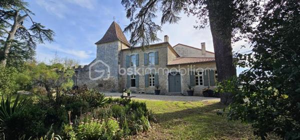 Au cœur de la campagne gersoise, à proximité de Gondrin, Montréal-du-Gers et Condom, trois communes offrant commerces et services du quotidien, ce remarquable château du XVe siècle se dévoile au sein d’un domaine d’environ 5,3 hectares, dans un environnement préservé et particulièrement paisible. La propriété bénéficie de belles vues ouvertes sur la campagne gersoise et, par temps clair, laisse apparaître les Pyrénées à l’horizon.

La maison principale développe environ 500 m² et séduit dès l’entrée par ses volumes, ses tomettes anciennes, ses dalles de pierre et les belles perspectives qui s’ouvrent successivement sur les pièces de réception et le majestueux escalier en pierre.

Le rez-de-chaussée accueille plusieurs espaces de réception : une salle de billard avec bibliothèque et plafond à la française, un double salon particulièrement lumineux, rythmé par une élégante cheminée à double foyer, puis une salle à manger installée dans l’ancien hall du château, où les murs en pierre, les dalles anciennes et la remarquable poutraison apparente témoignent du caractère historique des lieux.

Une vaste cuisine d’environ 80 m², largement ouverte sur la cour intérieure, complète ce niveau. Depuis la maison, une magnifique terrasse surplombe le domaine et la campagne environnante, offrant un cadre privilégié pour profiter des longues soirées d’été et admirer les magnifiques couchers de soleil qui font le charme de la Gascogne.

Le majestueux escalier balancé en pierre, souligné par un garde-corps en fer forgé finement travaillé, conduit à l’étage. Celui-ci accueille trois chambres, dont deux disposent de leur salle de bains privative, tandis que la troisième bénéficie de son propre dressing et de toilettes attenantes. Un salon en mezzanine domine la salle à manger et profite de vues croisées sur la cour intérieure et la campagne environnante.

Face au château, une aile indépendante propose également trois logements d’invités, chacun composé d’un salon, d’une chambre et d’une salle de douche, offrant une belle capacité d’accueil pour recevoir famille et amis ou envisager une activité d’hébergement.

L’ensemble est complété par plus de 800 m² de dépendances, dont d’importantes surfaces encore aménageables, une ancienne chapelle, une vaste terrasse en pierre d’environ 160 m² et une piscine de 12 x 5 m.

Une demeure élégante et authentique, restaurée avec soin, où le charme des éléments anciens s’accorde harmonieusement avec le confort contemporain. Un lieu rare, offrant à la fois intimité, caractère et de nombreuses possibilités d’évolution.

L’ensemble du dossier photographique, comprenant de nombreuses photographies de la propriété, de ses intérieurs, de ses dépendances et de son environnement, est disponible sur demande.