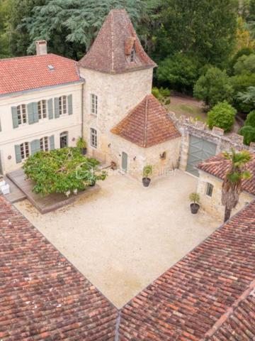 Au cœur de la campagne gersoise, à proximité de Gondrin, Montréal-du-Gers et Condom, trois communes offrant commerces et services du quotidien, ce remarquable château du XVe siècle se dévoile au sein d’un domaine d’environ 5,3 hectares, dans un environnement préservé et particulièrement paisible. La propriété bénéficie de belles vues ouvertes sur la campagne gersoise et, par temps clair, laisse apparaître les Pyrénées à l’horizon.

La maison principale développe environ 500 m² et séduit dès l’entrée par ses volumes, ses tomettes anciennes, ses dalles de pierre et les belles perspectives qui s’ouvrent successivement sur les pièces de réception et le majestueux escalier en pierre.

Le rez-de-chaussée accueille plusieurs espaces de réception : une salle de billard avec bibliothèque et plafond à la française, un double salon particulièrement lumineux, rythmé par une élégante cheminée à double foyer, puis une salle à manger installée dans l’ancien hall du château, où les murs en pierre, les dalles anciennes et la remarquable poutraison apparente témoignent du caractère historique des lieux.

Une vaste cuisine d’environ 80 m², largement ouverte sur la cour intérieure, complète ce niveau. Depuis la maison, une magnifique terrasse surplombe le domaine et la campagne environnante, offrant un cadre privilégié pour profiter des longues soirées d’été et admirer les magnifiques couchers de soleil qui font le charme de la Gascogne.

Le majestueux escalier balancé en pierre, souligné par un garde-corps en fer forgé finement travaillé, conduit à l’étage. Celui-ci accueille trois chambres, dont deux disposent de leur salle de bains privative, tandis que la troisième bénéficie de son propre dressing et de toilettes attenantes. Un salon en mezzanine domine la salle à manger et profite de vues croisées sur la cour intérieure et la campagne environnante.

Face au château, une aile indépendante propose également trois logements d’invités, chacun composé d’un salon, d’une chambre et d’une salle de douche, offrant une belle capacité d’accueil pour recevoir famille et amis ou envisager une activité d’hébergement.

L’ensemble est complété par plus de 800 m² de dépendances, dont d’importantes surfaces encore aménageables, une ancienne chapelle, une vaste terrasse en pierre d’environ 160 m² et une piscine de 12 x 5 m.

Une demeure élégante et authentique, restaurée avec soin, où le charme des éléments anciens s’accorde harmonieusement avec le confort contemporain. Un lieu rare, offrant à la fois intimité, caractère et de nombreuses possibilités d’évolution.

L’ensemble du dossier photographique, comprenant de nombreuses photographies de la propriété, de ses intérieurs, de ses dépendances et de son environnement, est disponible sur demande.