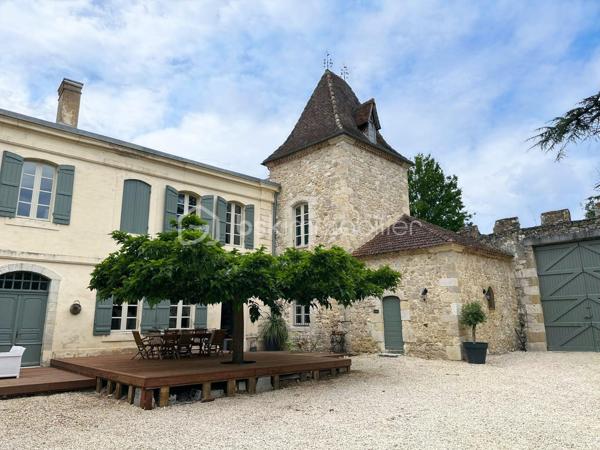 Au cœur de la campagne gersoise, à proximité de Gondrin, Montréal-du-Gers et Condom, trois communes offrant commerces et services du quotidien, ce remarquable château du XVe siècle se dévoile au sein d’un domaine d’environ 5,3 hectares, dans un environnement préservé et particulièrement paisible. La propriété bénéficie de belles vues ouvertes sur la campagne gersoise et, par temps clair, laisse apparaître les Pyrénées à l’horizon.

La maison principale développe environ 500 m² et séduit dès l’entrée par ses volumes, ses tomettes anciennes, ses dalles de pierre et les belles perspectives qui s’ouvrent successivement sur les pièces de réception et le majestueux escalier en pierre.

Le rez-de-chaussée accueille plusieurs espaces de réception : une salle de billard avec bibliothèque et plafond à la française, un double salon particulièrement lumineux, rythmé par une élégante cheminée à double foyer, puis une salle à manger installée dans l’ancien hall du château, où les murs en pierre, les dalles anciennes et la remarquable poutraison apparente témoignent du caractère historique des lieux.

Une vaste cuisine d’environ 80 m², largement ouverte sur la cour intérieure, complète ce niveau. Depuis la maison, une magnifique terrasse surplombe le domaine et la campagne environnante, offrant un cadre privilégié pour profiter des longues soirées d’été et admirer les magnifiques couchers de soleil qui font le charme de la Gascogne.

Le majestueux escalier balancé en pierre, souligné par un garde-corps en fer forgé finement travaillé, conduit à l’étage. Celui-ci accueille trois chambres, dont deux disposent de leur salle de bains privative, tandis que la troisième bénéficie de son propre dressing et de toilettes attenantes. Un salon en mezzanine domine la salle à manger et profite de vues croisées sur la cour intérieure et la campagne environnante.

Face au château, une aile indépendante propose également trois logements d’invités, chacun composé d’un salon, d’une chambre et d’une salle de douche, offrant une belle capacité d’accueil pour recevoir famille et amis ou envisager une activité d’hébergement.

L’ensemble est complété par plus de 800 m² de dépendances, dont d’importantes surfaces encore aménageables, une ancienne chapelle, une vaste terrasse en pierre d’environ 160 m² et une piscine de 12 x 5 m.

Une demeure élégante et authentique, restaurée avec soin, où le charme des éléments anciens s’accorde harmonieusement avec le confort contemporain. Un lieu rare, offrant à la fois intimité, caractère et de nombreuses possibilités d’évolution.

L’ensemble du dossier photographique, comprenant de nombreuses photographies de la propriété, de ses intérieurs, de ses dépendances et de son environnement, est disponible sur demande.