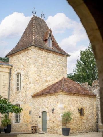 Au cœur de la campagne gersoise, à proximité de Gondrin, Montréal-du-Gers et Condom, trois communes offrant commerces et services du quotidien, ce remarquable château du XVe siècle se dévoile au sein d’un domaine d’environ 5,3 hectares, dans un environnement préservé et particulièrement paisible. La propriété bénéficie de belles vues ouvertes sur la campagne gersoise et, par temps clair, laisse apparaître les Pyrénées à l’horizon.

La maison principale développe environ 500 m² et séduit dès l’entrée par ses volumes, ses tomettes anciennes, ses dalles de pierre et les belles perspectives qui s’ouvrent successivement sur les pièces de réception et le majestueux escalier en pierre.

Le rez-de-chaussée accueille plusieurs espaces de réception : une salle de billard avec bibliothèque et plafond à la française, un double salon particulièrement lumineux, rythmé par une élégante cheminée à double foyer, puis une salle à manger installée dans l’ancien hall du château, où les murs en pierre, les dalles anciennes et la remarquable poutraison apparente témoignent du caractère historique des lieux.

Une vaste cuisine d’environ 80 m², largement ouverte sur la cour intérieure, complète ce niveau. Depuis la maison, une magnifique terrasse surplombe le domaine et la campagne environnante, offrant un cadre privilégié pour profiter des longues soirées d’été et admirer les magnifiques couchers de soleil qui font le charme de la Gascogne.

Le majestueux escalier balancé en pierre, souligné par un garde-corps en fer forgé finement travaillé, conduit à l’étage. Celui-ci accueille trois chambres, dont deux disposent de leur salle de bains privative, tandis que la troisième bénéficie de son propre dressing et de toilettes attenantes. Un salon en mezzanine domine la salle à manger et profite de vues croisées sur la cour intérieure et la campagne environnante.

Face au château, une aile indépendante propose également trois logements d’invités, chacun composé d’un salon, d’une chambre et d’une salle de douche, offrant une belle capacité d’accueil pour recevoir famille et amis ou envisager une activité d’hébergement.

L’ensemble est complété par plus de 800 m² de dépendances, dont d’importantes surfaces encore aménageables, une ancienne chapelle, une vaste terrasse en pierre d’environ 160 m² et une piscine de 12 x 5 m.

Une demeure élégante et authentique, restaurée avec soin, où le charme des éléments anciens s’accorde harmonieusement avec le confort contemporain. Un lieu rare, offrant à la fois intimité, caractère et de nombreuses possibilités d’évolution.

L’ensemble du dossier photographique, comprenant de nombreuses photographies de la propriété, de ses intérieurs, de ses dépendances et de son environnement, est disponible sur demande.