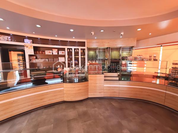 BOULANGERIE-PÂTISSERIE – BELLE AFFAIRE DE QUARTIER EN PROGRESSION CONSTANTE.
Située dans un centre commercial extérieur, à proximité du centre-ville de Chilly-Mazarin.
Très belle boulangerie-pâtisserie de quartier d'une surface globale de 300m2, impeccablement entretenue, bénéficiant d’un emplacement de proximité particulièrement intéressant : centre commercial ouvert, commerces voisins (Pharmacie, Epicerie...), écoles maternelle, primaire et collège à proximité, ainsi que 400 logements actuellement en cours de construction, en plus de nombreux logements déjà existants
L’établissement dispose d’un parking d’environ 30 places situé directement devant les commerces (Zone bleue), offrant une excellente facilité d’accès à la clientèle.
La boutique développe une surface clientèle d'environ 76 m², entièrement rénovée il y a quelques années, avec une longue façade de plus de 15 mètres, offrant une belle visibilité commerciale, a proximité directe d'un axe très passant.
L’ensemble des locaux est de plain-pied, aussi bien pour la partie professionnelle que pour le logement. Les fenêtres ont été changées et l’ensemble est en très bon état. 
Des investissements sont réalisés régulièrement afin de maintenir l’outil de travail en excellent état.
Un logement F3 de 60 m², situé derrière la boutique, est compris dans le bail (Chaudière Gaz Neuve, Mars 2026)
- Cet établissement est fermé le lundi, ouvert du mardi au dimanche : 6h30 à 20h00
- 5 semaines de congés annuels
L'équipe est composée de:
- 2 boulangers
- 2 pâtissiers
- 5 vendeuses
- 1 apprenti
Chiffre d’affaires 2025 : 825 000 €
Loyer : 2260 € HC par mois, comprenant le logement F3 de 60 m².
Le bail commercial arrive à échéance le 30 décembre 2026 et son renouvellement est actuellement en cours, avec l'intervention d’un avocat.
Une affaire avec un réel potentiel
Cette boulangerie bénéficie d’une activité en progression régulière, d’une clientèle de quartier fidélisée et d’un environnement commercial appelé à se développer avec les nombreux logements actuellement en construction à proximité.
L’affaire est exploitée depuis plus de 22 ans par la propriétaire, qui souhaite aujourd’hui transmettre son entreprise afin de donner une nouvelle orientation à son parcours professionnel.
Une opportunité particulièrement adaptée à un boulanger confirmé souhaitant reprendre une affaire saine, bien entretenue et disposant encore d’un potentiel de développement.
PRIX DE CESSION : 790 000 € FAI
Dossier complet et renseignements complémentaires sur demande.