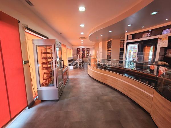 BOULANGERIE-PÂTISSERIE – BELLE AFFAIRE DE QUARTIER EN PROGRESSION CONSTANTE.
Située dans un centre commercial extérieur, à proximité du centre-ville de Chilly-Mazarin.
Très belle boulangerie-pâtisserie de quartier d'une surface globale de 300m2, impeccablement entretenue, bénéficiant d’un emplacement de proximité particulièrement intéressant : centre commercial ouvert, commerces voisins (Pharmacie, Epicerie...), écoles maternelle, primaire et collège à proximité, ainsi que 400 logements actuellement en cours de construction, en plus de nombreux logements déjà existants
L’établissement dispose d’un parking d’environ 30 places situé directement devant les commerces (Zone bleue), offrant une excellente facilité d’accès à la clientèle.
La boutique développe une surface clientèle d'environ 76 m², entièrement rénovée il y a quelques années, avec une longue façade de plus de 15 mètres, offrant une belle visibilité commerciale, a proximité directe d'un axe très passant.
L’ensemble des locaux est de plain-pied, aussi bien pour la partie professionnelle que pour le logement. Les fenêtres ont été changées et l’ensemble est en très bon état. 
Des investissements sont réalisés régulièrement afin de maintenir l’outil de travail en excellent état.
Un logement F3 de 60 m², situé derrière la boutique, est compris dans le bail (Chaudière Gaz Neuve, Mars 2026)
- Cet établissement est fermé le lundi, ouvert du mardi au dimanche : 6h30 à 20h00
- 5 semaines de congés annuels
L'équipe est composée de:
- 2 boulangers
- 2 pâtissiers
- 5 vendeuses
- 1 apprenti
Chiffre d’affaires 2025 : 825 000 €
Loyer : 2260 € HC par mois, comprenant le logement F3 de 60 m².
Le bail commercial arrive à échéance le 30 décembre 2026 et son renouvellement est actuellement en cours, avec l'intervention d’un avocat.
Une affaire avec un réel potentiel
Cette boulangerie bénéficie d’une activité en progression régulière, d’une clientèle de quartier fidélisée et d’un environnement commercial appelé à se développer avec les nombreux logements actuellement en construction à proximité.
L’affaire est exploitée depuis plus de 22 ans par la propriétaire, qui souhaite aujourd’hui transmettre son entreprise afin de donner une nouvelle orientation à son parcours professionnel.
Une opportunité particulièrement adaptée à un boulanger confirmé souhaitant reprendre une affaire saine, bien entretenue et disposant encore d’un potentiel de développement.
PRIX DE CESSION : 790 000 € FAI
Dossier complet et renseignements complémentaires sur demande.