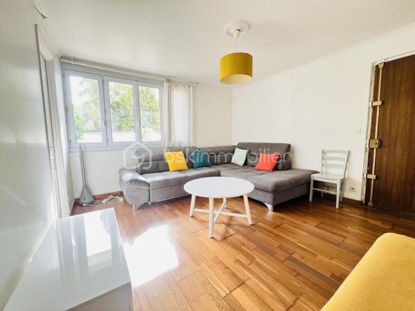 Venez découvrir cet appartement situé dans dans une copropriété  FRAICHEMENT RAVALÉE bien ENTRETENUE, FERMÉE ET SÉCURISÉE proche des commerces et des transports  5 mn à pied du RER C ,T9 , futur Métro 15 sera à 15mn à pied )

Un agencement fonctionnel et un beau potentiel.

Il se compose de :
une entrée
un séjour lumineux ORIENTATION EST 
une cuisine indépendante, avec possibilité de l’ouvrir sur le séjour pour créer une belle pièce de vie
deux chambres AVEC PLACARDS 
une salle de bains et WC 
Une cave Privative 

 Emplacement pratique, à proximité des commerces et des transports.

Charges de copropriété : 2500 € / AN incluant les prestations de la copropriété eau froide et chauffage BALLON D'EAU CHAUDE RÉCENTE 

 Pour plus d’informations ou organiser une visite, contactez-moi.