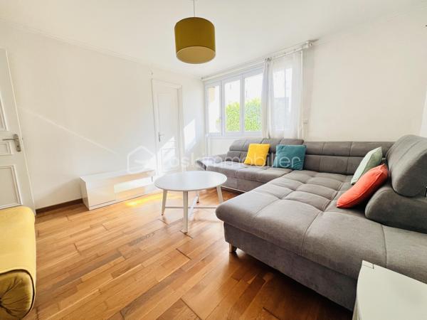 Venez découvrir cet appartement situé dans dans une copropriété  FRAICHEMENT RAVALÉE bien ENTRETENUE, FERMÉE ET SÉCURISÉE proche des commerces et des transports  5 mn à pied du RER C ,T9 , futur Métro 15 sera à 15mn à pied )

Un agencement fonctionnel et un beau potentiel.

Il se compose de :
une entrée
un séjour lumineux ORIENTATION EST 
une cuisine indépendante, avec possibilité de l’ouvrir sur le séjour pour créer une belle pièce de vie
deux chambres AVEC PLACARDS 
une salle de bains et WC 
Une cave Privative 

 Emplacement pratique, à proximité des commerces et des transports.

Charges de copropriété : 2500 € / AN incluant les prestations de la copropriété eau froide et chauffage BALLON D'EAU CHAUDE RÉCENTE 

 Pour plus d’informations ou organiser une visite, contactez-moi.