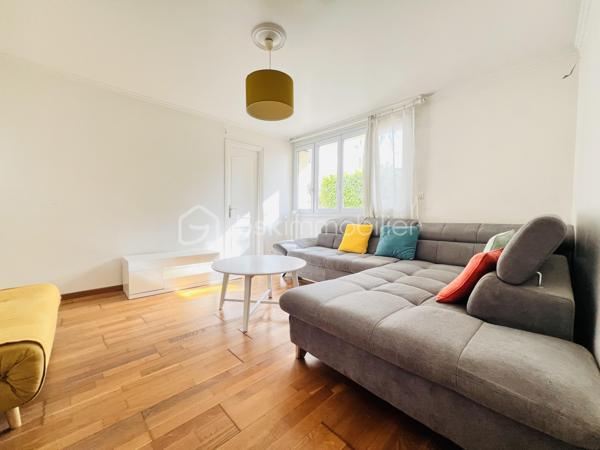 Venez découvrir cet appartement situé dans dans une copropriété  FRAICHEMENT RAVALÉE bien ENTRETENUE, FERMÉE ET SÉCURISÉE proche des commerces et des transports  5 mn à pied du RER C ,T9 , futur Métro 15 sera à 15mn à pied )

Un agencement fonctionnel et un beau potentiel.

Il se compose de :
une entrée
un séjour lumineux ORIENTATION EST 
une cuisine indépendante, avec possibilité de l’ouvrir sur le séjour pour créer une belle pièce de vie
deux chambres AVEC PLACARDS 
une salle de bains et WC 
Une cave Privative 

 Emplacement pratique, à proximité des commerces et des transports.

Charges de copropriété : 2500 € / AN incluant les prestations de la copropriété eau froide et chauffage BALLON D'EAU CHAUDE RÉCENTE 

 Pour plus d’informations ou organiser une visite, contactez-moi.