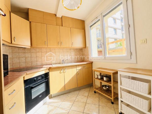 Venez découvrir cet appartement situé dans dans une copropriété  FRAICHEMENT RAVALÉE bien ENTRETENUE, FERMÉE ET SÉCURISÉE proche des commerces et des transports  5 mn à pied du RER C ,T9 , futur Métro 15 sera à 15mn à pied )

Un agencement fonctionnel et un beau potentiel.

Il se compose de :
une entrée
un séjour lumineux ORIENTATION EST 
une cuisine indépendante, avec possibilité de l’ouvrir sur le séjour pour créer une belle pièce de vie
deux chambres AVEC PLACARDS 
une salle de bains et WC 
Une cave Privative 

 Emplacement pratique, à proximité des commerces et des transports.

Charges de copropriété : 2500 € / AN incluant les prestations de la copropriété eau froide et chauffage BALLON D'EAU CHAUDE RÉCENTE 

 Pour plus d’informations ou organiser une visite, contactez-moi.