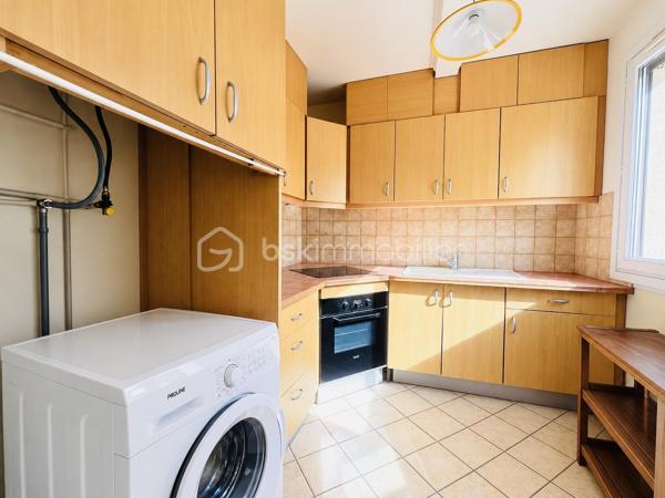 Venez découvrir cet appartement situé dans dans une copropriété  FRAICHEMENT RAVALÉE bien ENTRETENUE, FERMÉE ET SÉCURISÉE proche des commerces et des transports  5 mn à pied du RER C ,T9 , futur Métro 15 sera à 15mn à pied )

Un agencement fonctionnel et un beau potentiel.

Il se compose de :
une entrée
un séjour lumineux ORIENTATION EST 
une cuisine indépendante, avec possibilité de l’ouvrir sur le séjour pour créer une belle pièce de vie
deux chambres AVEC PLACARDS 
une salle de bains et WC 
Une cave Privative 

 Emplacement pratique, à proximité des commerces et des transports.

Charges de copropriété : 2500 € / AN incluant les prestations de la copropriété eau froide et chauffage BALLON D'EAU CHAUDE RÉCENTE 

 Pour plus d’informations ou organiser une visite, contactez-moi.