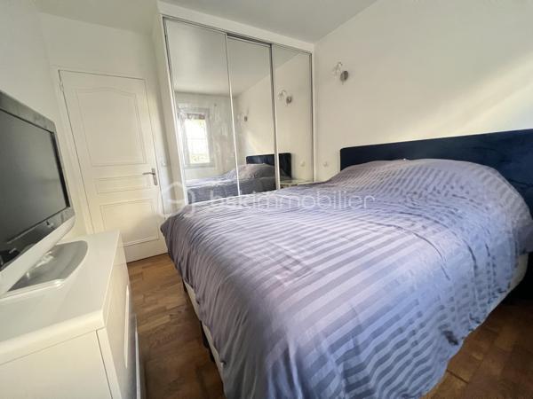 Venez découvrir cet appartement situé dans dans une copropriété  FRAICHEMENT RAVALÉE bien ENTRETENUE, FERMÉE ET SÉCURISÉE proche des commerces et des transports  5 mn à pied du RER C ,T9 , futur Métro 15 sera à 15mn à pied )

Un agencement fonctionnel et un beau potentiel.

Il se compose de :
une entrée
un séjour lumineux ORIENTATION EST 
une cuisine indépendante, avec possibilité de l’ouvrir sur le séjour pour créer une belle pièce de vie
deux chambres AVEC PLACARDS 
une salle de bains et WC 
Une cave Privative 

 Emplacement pratique, à proximité des commerces et des transports.

Charges de copropriété : 2500 € / AN incluant les prestations de la copropriété eau froide et chauffage BALLON D'EAU CHAUDE RÉCENTE 

 Pour plus d’informations ou organiser une visite, contactez-moi.