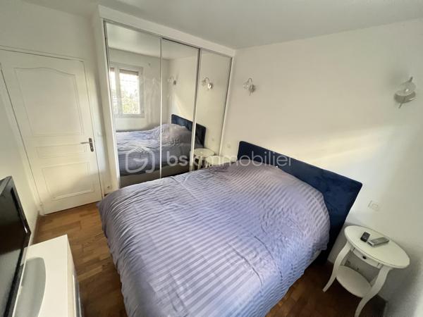 Venez découvrir cet appartement situé dans dans une copropriété  FRAICHEMENT RAVALÉE bien ENTRETENUE, FERMÉE ET SÉCURISÉE proche des commerces et des transports  5 mn à pied du RER C ,T9 , futur Métro 15 sera à 15mn à pied )

Un agencement fonctionnel et un beau potentiel.

Il se compose de :
une entrée
un séjour lumineux ORIENTATION EST 
une cuisine indépendante, avec possibilité de l’ouvrir sur le séjour pour créer une belle pièce de vie
deux chambres AVEC PLACARDS 
une salle de bains et WC 
Une cave Privative 

 Emplacement pratique, à proximité des commerces et des transports.

Charges de copropriété : 2500 € / AN incluant les prestations de la copropriété eau froide et chauffage BALLON D'EAU CHAUDE RÉCENTE 

 Pour plus d’informations ou organiser une visite, contactez-moi.