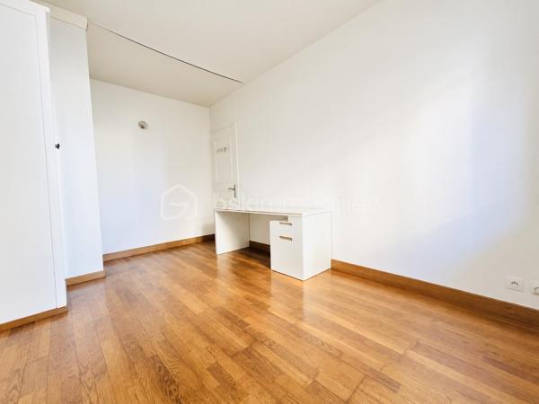 Venez découvrir cet appartement situé dans dans une copropriété  FRAICHEMENT RAVALÉE bien ENTRETENUE, FERMÉE ET SÉCURISÉE proche des commerces et des transports  5 mn à pied du RER C ,T9 , futur Métro 15 sera à 15mn à pied )

Un agencement fonctionnel et un beau potentiel.

Il se compose de :
une entrée
un séjour lumineux ORIENTATION EST 
une cuisine indépendante, avec possibilité de l’ouvrir sur le séjour pour créer une belle pièce de vie
deux chambres AVEC PLACARDS 
une salle de bains et WC 
Une cave Privative 

 Emplacement pratique, à proximité des commerces et des transports.

Charges de copropriété : 2500 € / AN incluant les prestations de la copropriété eau froide et chauffage BALLON D'EAU CHAUDE RÉCENTE 

 Pour plus d’informations ou organiser une visite, contactez-moi.