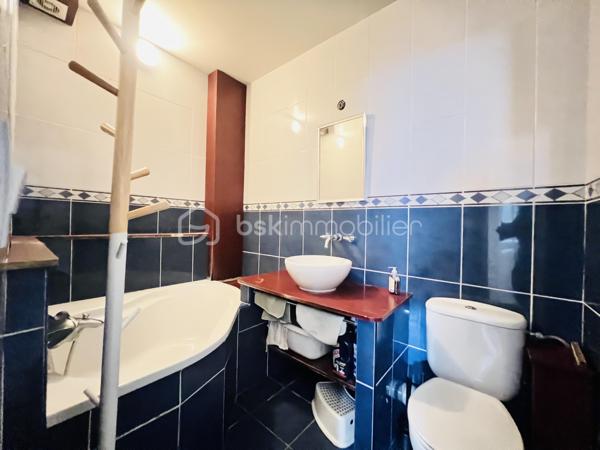 Venez découvrir cet appartement situé dans dans une copropriété  FRAICHEMENT RAVALÉE bien ENTRETENUE, FERMÉE ET SÉCURISÉE proche des commerces et des transports  5 mn à pied du RER C ,T9 , futur Métro 15 sera à 15mn à pied )

Un agencement fonctionnel et un beau potentiel.

Il se compose de :
une entrée
un séjour lumineux ORIENTATION EST 
une cuisine indépendante, avec possibilité de l’ouvrir sur le séjour pour créer une belle pièce de vie
deux chambres AVEC PLACARDS 
une salle de bains et WC 
Une cave Privative 

 Emplacement pratique, à proximité des commerces et des transports.

Charges de copropriété : 2500 € / AN incluant les prestations de la copropriété eau froide et chauffage BALLON D'EAU CHAUDE RÉCENTE 

 Pour plus d’informations ou organiser une visite, contactez-moi.