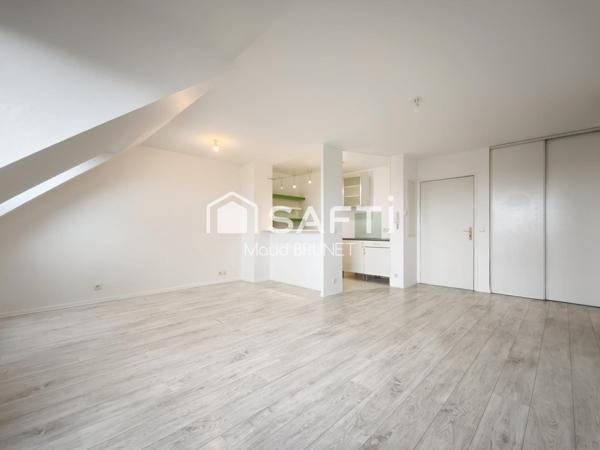 T2 lumineux au dernier étage, vue dégagée et emplacement idéal entre les deux gares.