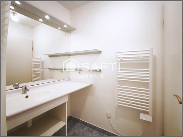 T2 lumineux au dernier étage, vue dégagée et emplacement idéal entre les deux gares.