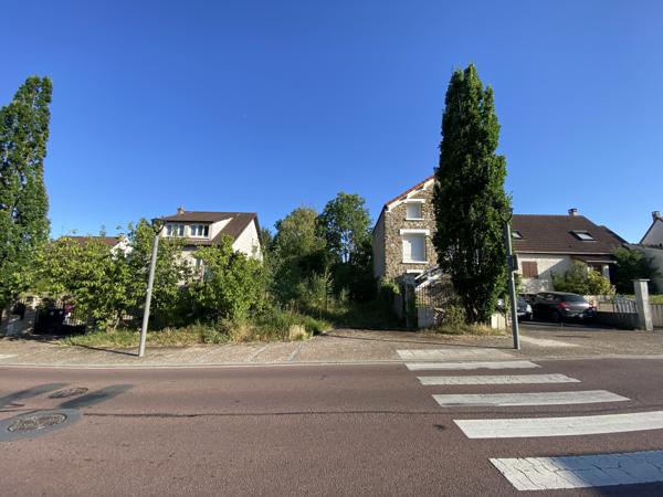 Terrain
        
        - 530 m² 270 000 € *