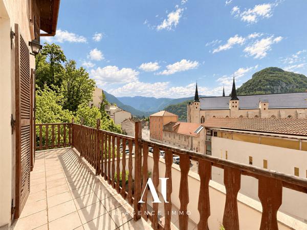 Appartement T4 en duplex de 112,12 m² avec jardin, terrasse et balcon avec une vue magnifique et sans vis à vis – Saint-Claude 39200 – Centre-ville