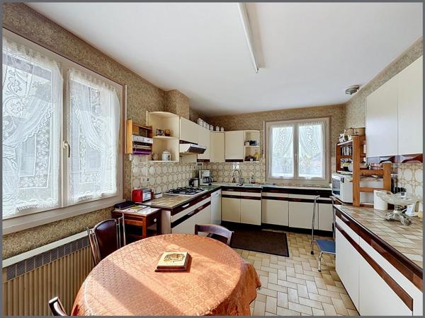 Idéalement située, en plein centre maison 4 chambres avec une vie de plain-pied