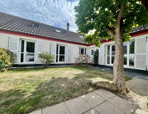 Maison
         8 pièces
        - 132 m² Exclusivité 379 000 € *