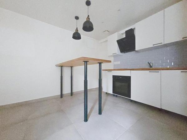 DEUX PIECES AU PIED DU METRO