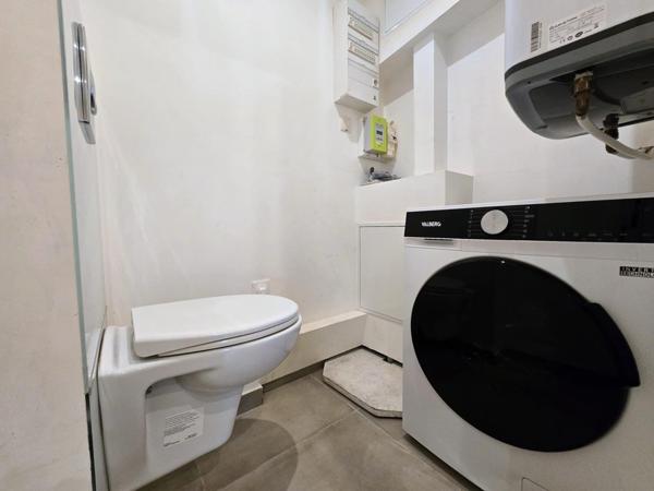 DEUX PIECES AU PIED DU METRO