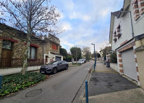 DEUX PIECES AU PIED DU METRO