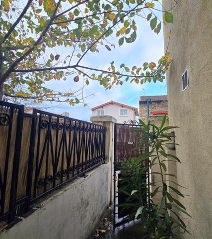 DEUX PIECES AU PIED DU METRO