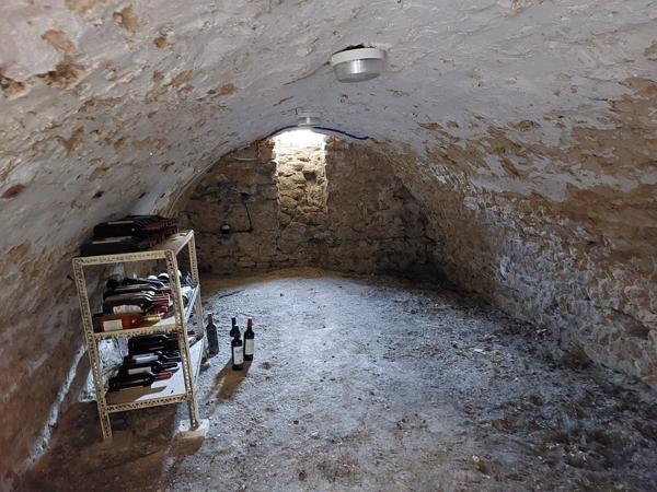 Longueville, maison en pierre, rénovée, 3 chambres plus dépendances