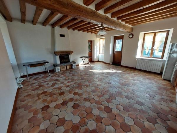 Longueville, maison en pierre, rénovée, 3 chambres plus dépendances