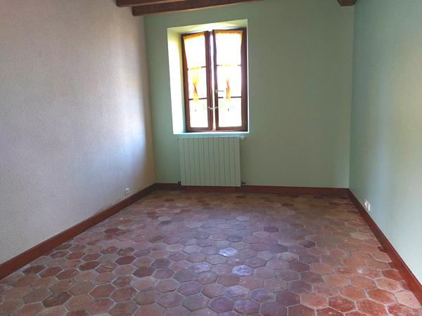 Longueville, maison en pierre, rénovée, 3 chambres plus dépendances