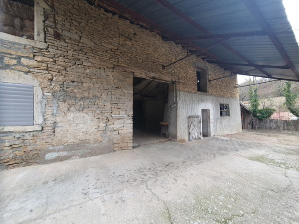 Granger à rénover sur Annoisin Chatelans, à 5mn de Crémieu sur terrain de 549 m²