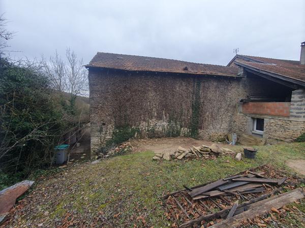 Granger à rénover sur Annoisin Chatelans, à 5mn de Crémieu sur terrain de 549 m²