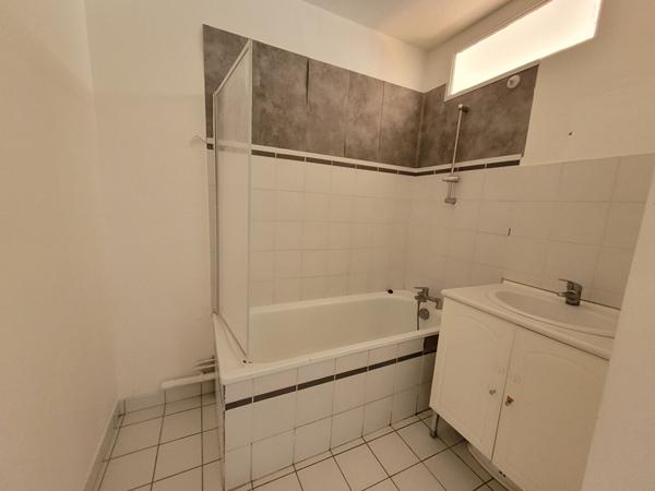 3 pièces à Limay Centre ville, 2 chambres avec parking en s/sol et cave