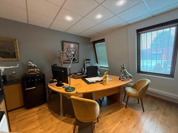 Local commercial VERRIERES LE BUISSON 182 m²