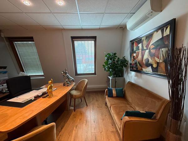 Local commercial VERRIERES LE BUISSON 182 m²