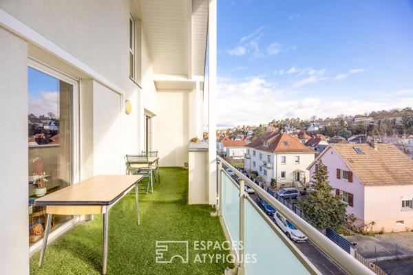 Duplex et sa terrasse à proximité des commodités