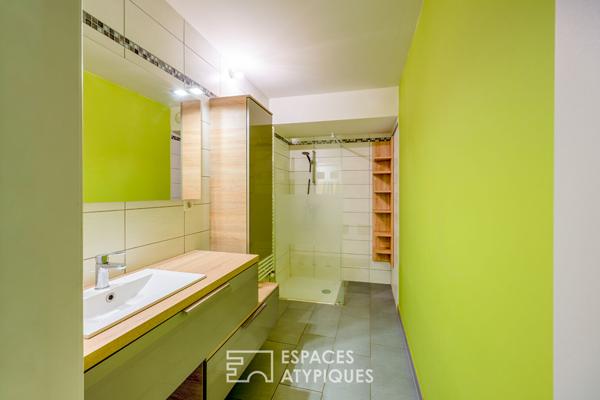 Duplex et sa terrasse à proximité des commodités