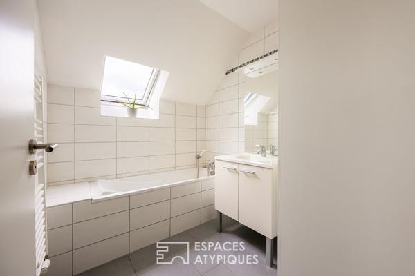 Duplex et sa terrasse à proximité des commodités