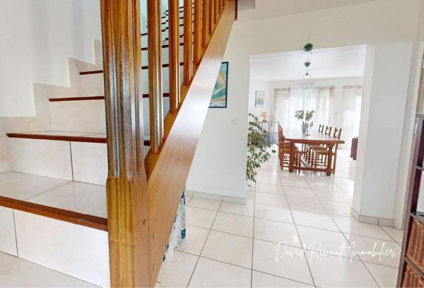 Maison familiale à Elven, 170 m² habitables, 8 pièces dont 5 chambres, édifiée sur un terrain de 555 m². Prix de vente : 431 600