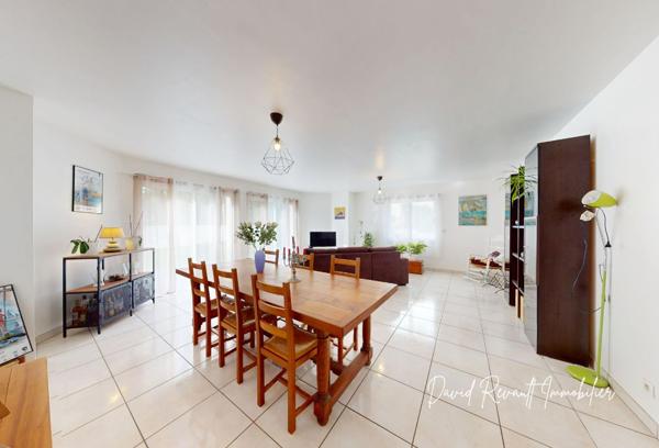 Maison familiale à Elven, 170 m² habitables, 8 pièces dont 5 chambres, édifiée sur un terrain de 555 m². Prix de vente : 431 600
